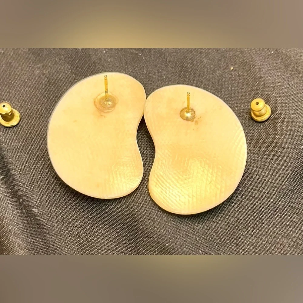 Vintage 70s Cream Kidney Bean Statement Stud Earrings Abstract Retro Costume